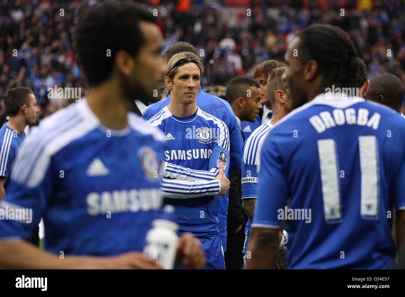 Fernando Torres (au centre) de Chelsea, alors que ses coéquipiers célèbrent la victoire après le sifflet final Banque D'Images