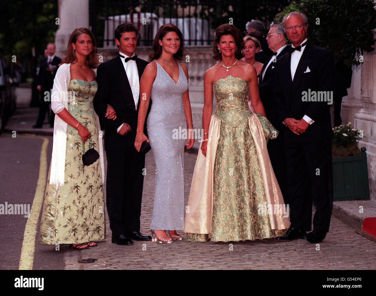 La reine Silvia, le roi Carl Gustaf de Suède, leur fille la princesse Victoria (c), leur fils, le prince Carl Philip et leur jeune fille, la princesse Madeleine, arrivent à Bridgewater House à Londres avant un bal deux jours avant le mariage de Carlos Morales Quintana et de la princesse Alexia de Grèce. Banque D'Images