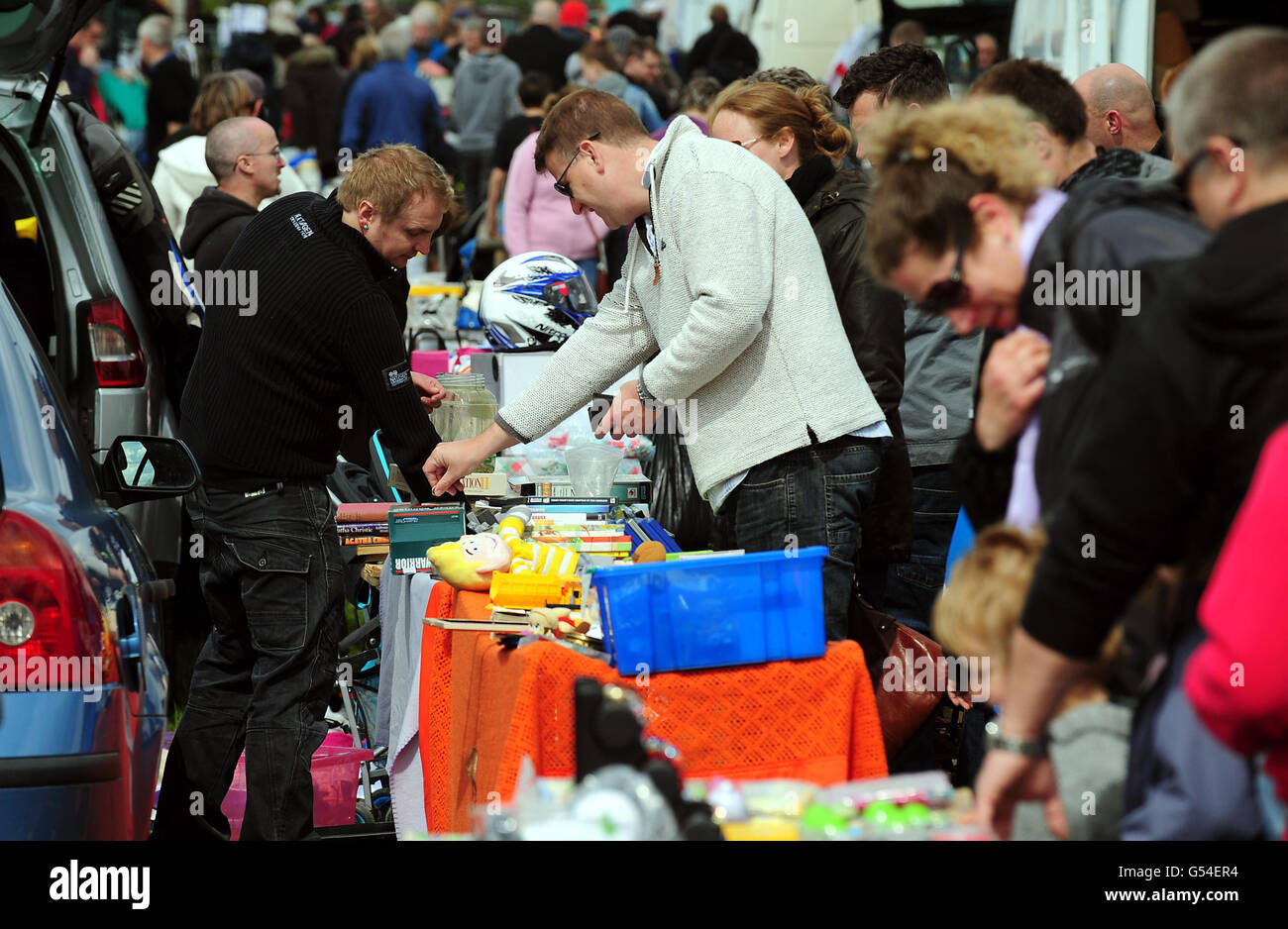 Vue générale de la vente de bottes de voitures de Measham dans le Derbyshire que le public continue à apprécier le week-end de mai de la banque de vacances. Banque D'Images