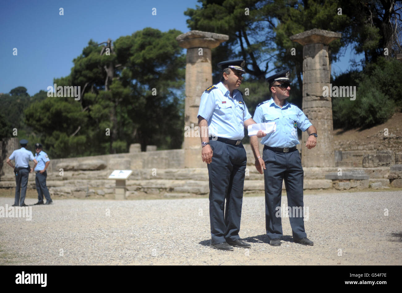 La police grecque au Temple de Hera à Olympie, en Grèce, où les Jeux Olympiques anciens ont eu lieu, lors d'une répétition de la cérémonie de la flamme olympique de demain, qui indique au monde que le compte à rebours des Jeux Olympiques de Londres 2012 a commencé. Banque D'Images