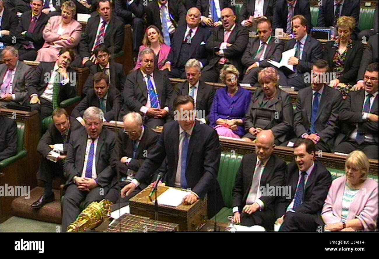 Le premier ministre David Cameron intervient au cours du débat sur le discours de la Reine à la Chambre des communes, à Londres. Banque D'Images