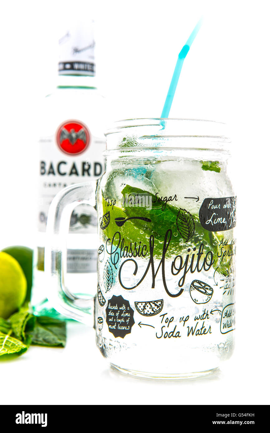 Mojito cocktail classique dans un pot Mason Kilner avec une bouteille de Bacardi isolé sur fond blanc Banque D'Images