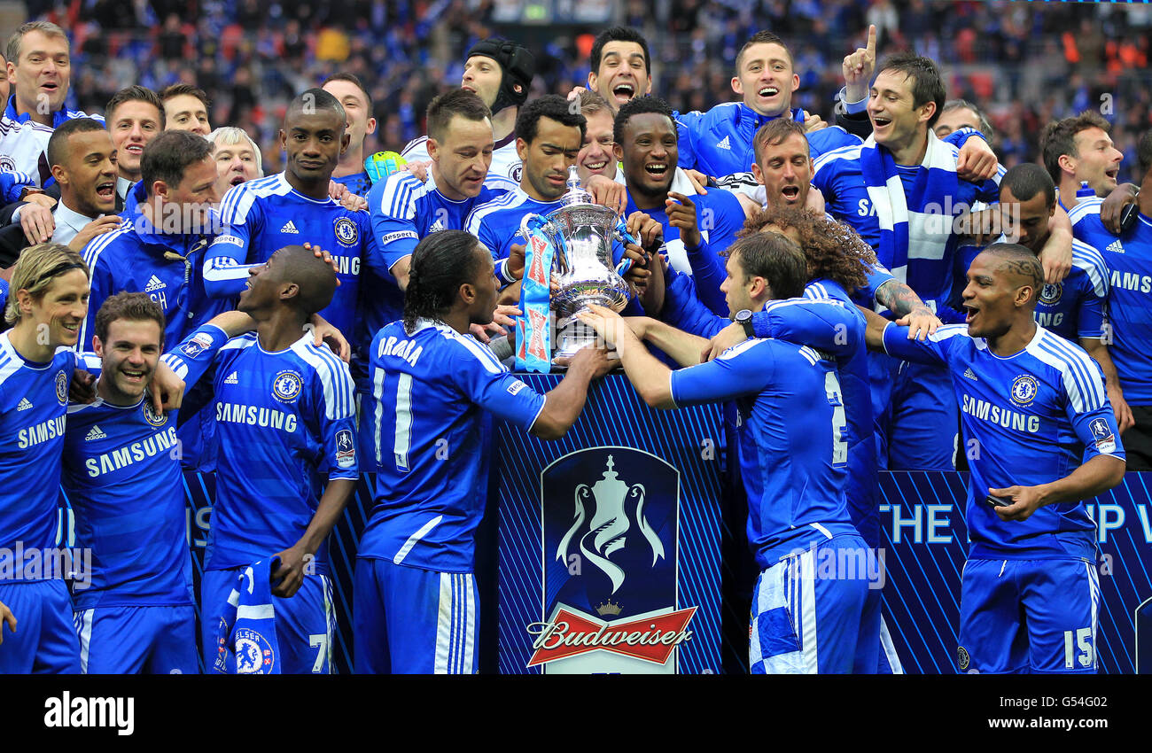 Football - FA Cup - finale - Liverpool v Chelsea - Wembley Stadium.Les  joueurs de Chelsea célèbrent avec la coupe FA Photo Stock - Alamy