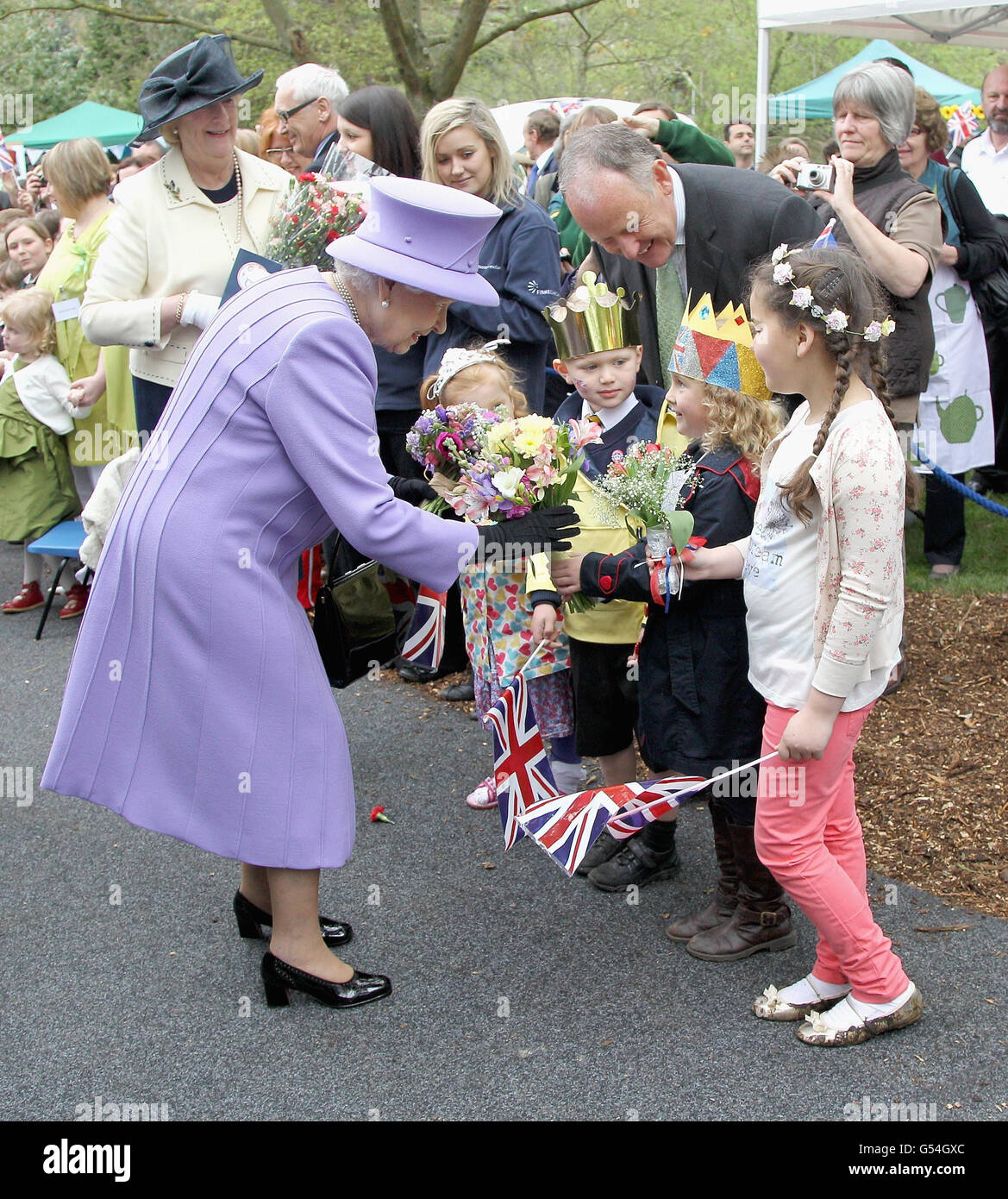 La reine Elizabeth II reçoit des fleurs lors d'une visite du parc Nine Springs à Yeovil. Banque D'Images