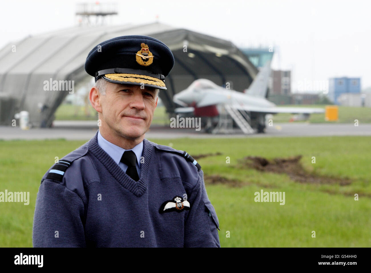 Le vice-maréchal de l'air Stuart Atha, commandant de la composante aérienne des Jeux Olympiques, parle aux médias alors que les typhons de la RAF arrivent à la RAF Northolt, dans l'ouest de Londres, avant un important exercice militaire pour tester la sécurité des Jeux Olympiques. Banque D'Images