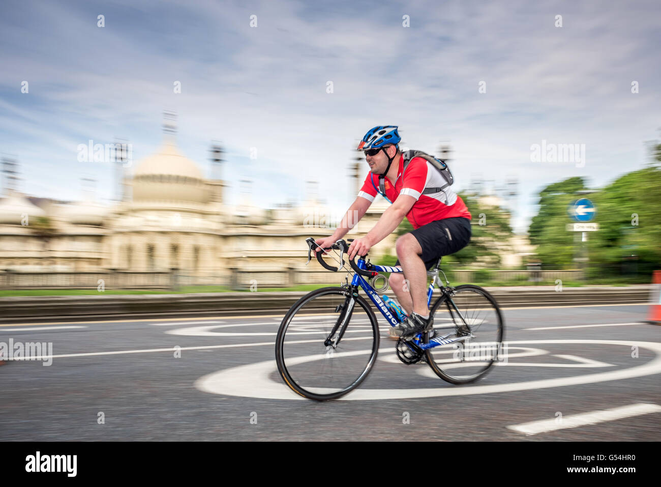 Les cyclistes arrivent à Brighton après leur 54-mile voyage de Clapham Common sur le rapport annuel de Londres à Brighton en vélo. Banque D'Images