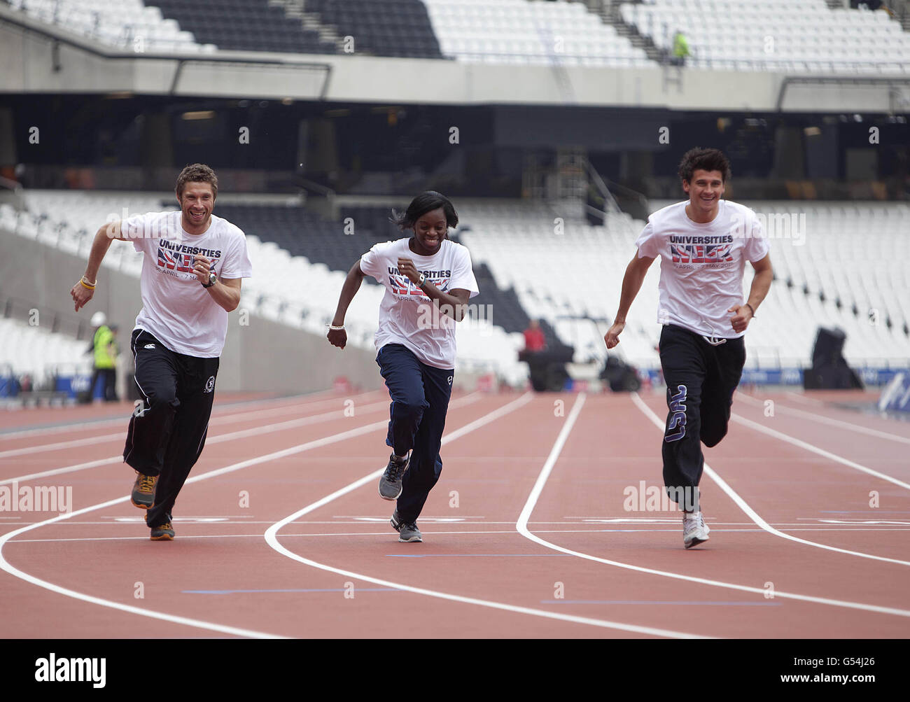 Londres 2012 hopefuls (de gauche à droite) 1500m de coureur de UWIC Cardiff, James Thie, Brunel University triple cavalier Shakira Whight et 800m de l'université Loughborough Guy Learmonth lancent les British Universities & Colleges Sports (BUCS) VISA Outdoor Athletics Championships à l'intérieur du stade olympique. Banque D'Images