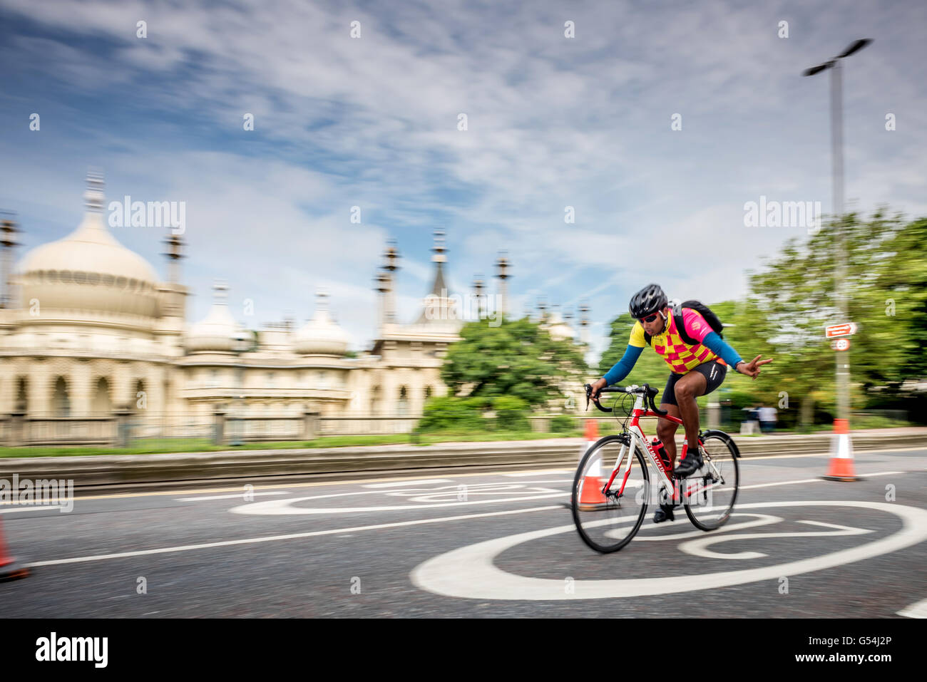 Les cyclistes arrivent à Brighton après leur 54-mile voyage de Clapham Common sur le rapport annuel de Londres à Brighton en vélo. Banque D'Images