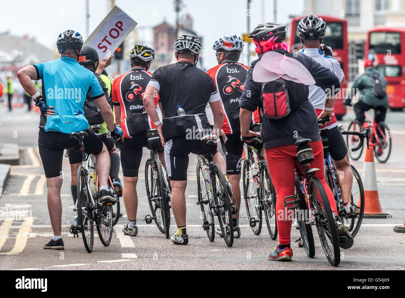 Les cyclistes arrivent à Brighton après leur 54-mile voyage de Clapham Common sur le rapport annuel de Londres à Brighton en vélo. Banque D'Images