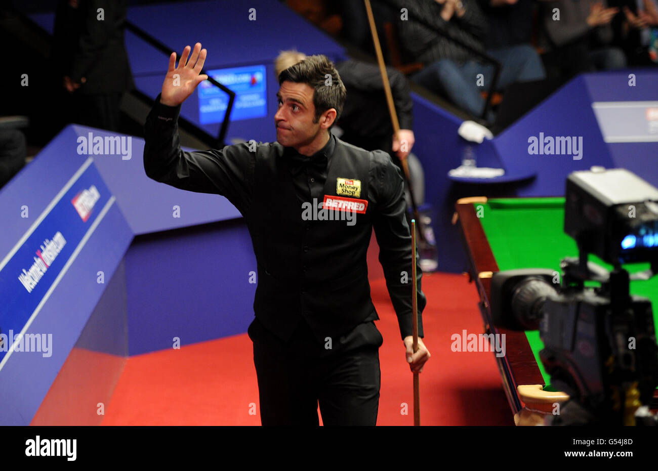 Ronnie O'Sullivan, en Angleterre, célèbre son quart de finale contre Neil Robertson, en Australie, lors des championnats du monde de snooker Betfred.com au Crucible Theatre, à Sheffield. Banque D'Images