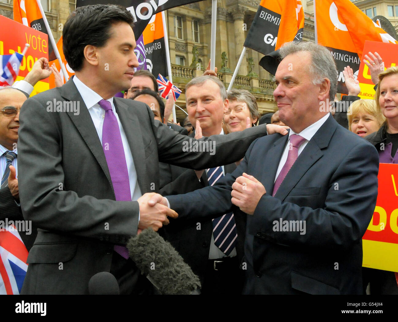 Le leader travailliste Ed Miliband félicite le dirigeant du groupe travailliste Sir Albert Bore (à droite) à Victoria Square, à Birmingham, après que le Parti travailliste ait réalisé des gains significatifs lors des élections locales de mi-mandat. Banque D'Images