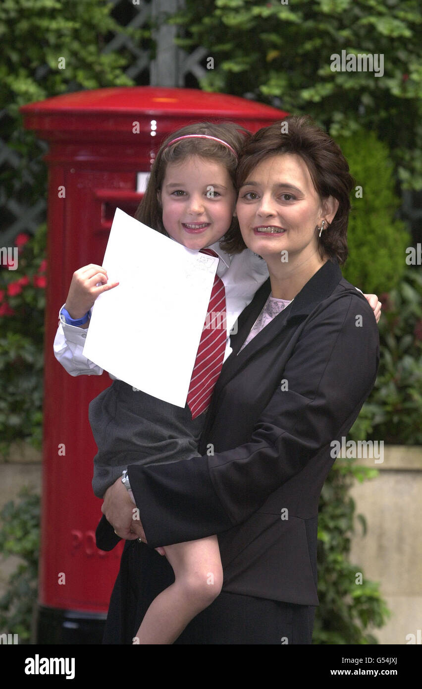 Anna Wilson, 4 ans, du comté d'Armagh en Irlande du Nord, avec la femme du Premier ministre Cherie Blair à l'hôtel Grosvenor House, dans le centre de Londres. Anna détient une participation gagnante au concours de jeunes écrivains de courrier Royal Mail. * .adressé au Premier ministre en date du 10 avril 2050, sur des idées pour les jeux futurs, y compris 'Holohide' un jeu que vous jouez avec des hologrammes. Anna a reçu un premier prix de 300 dans la catégorie des moins de cinq ans de la compétition nationale. Banque D'Images