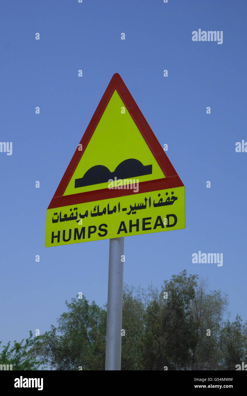 Une signalisation routière en arabe et français avertissement les automobilistes de bosses de l'avant, Royaume de Bahreïn Banque D'Images
