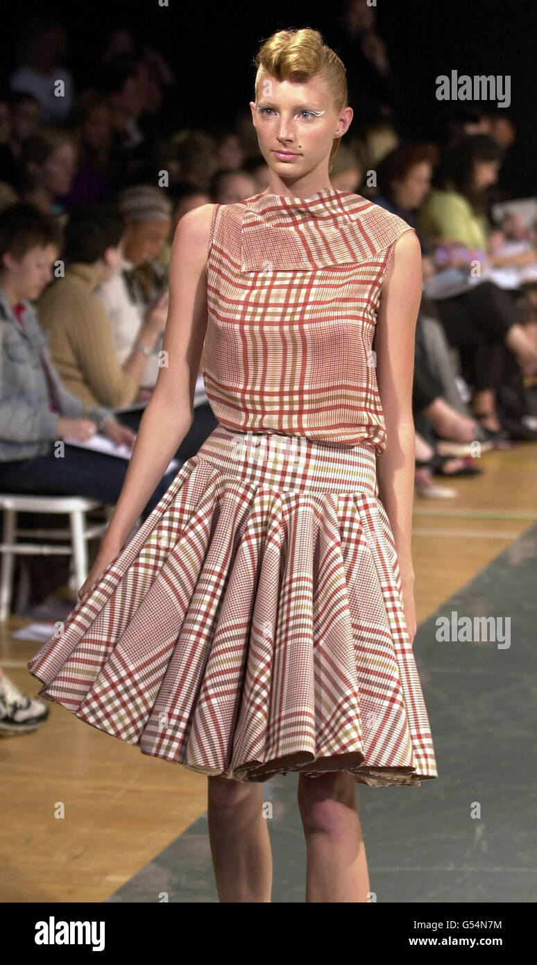 Une jupe à carreaux et un haut sans manches assorti par Markus Lupfer à la  Fashion week de Londres printemps/été 2001 Photo Stock - Alamy