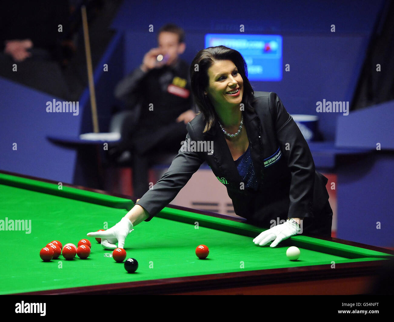 L'arbitre Michaela Tabb remplace les balles sur la table lors de la finale de la finale des Championnats du monde de Snooker Betfred.com au Crucible Theatre, Sheffield. Banque D'Images