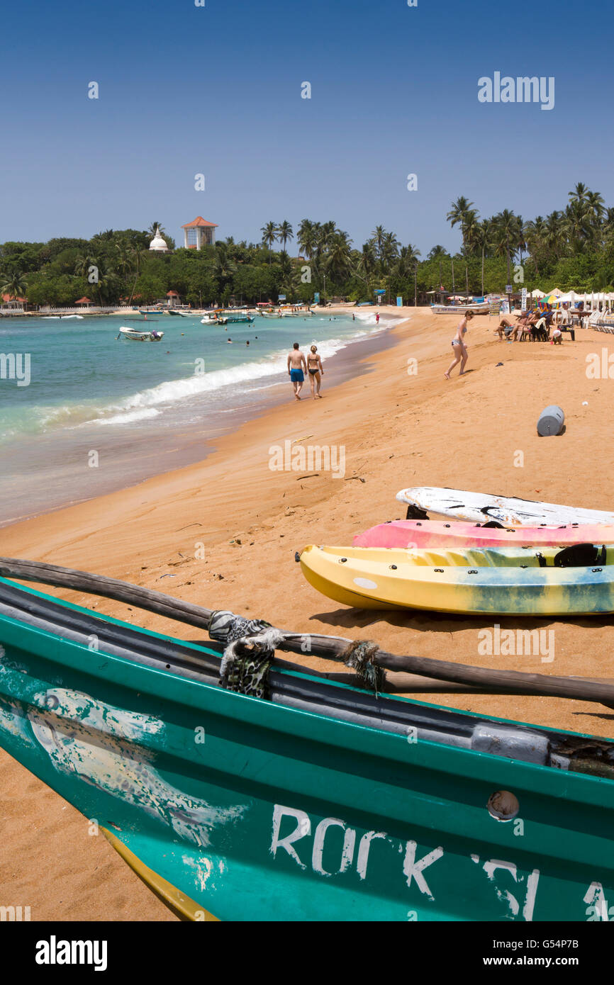 Sri Lanka, Galle Province, Unawatuna, touristes, marcher sur la plage de sable importé artificiel Banque D'Images