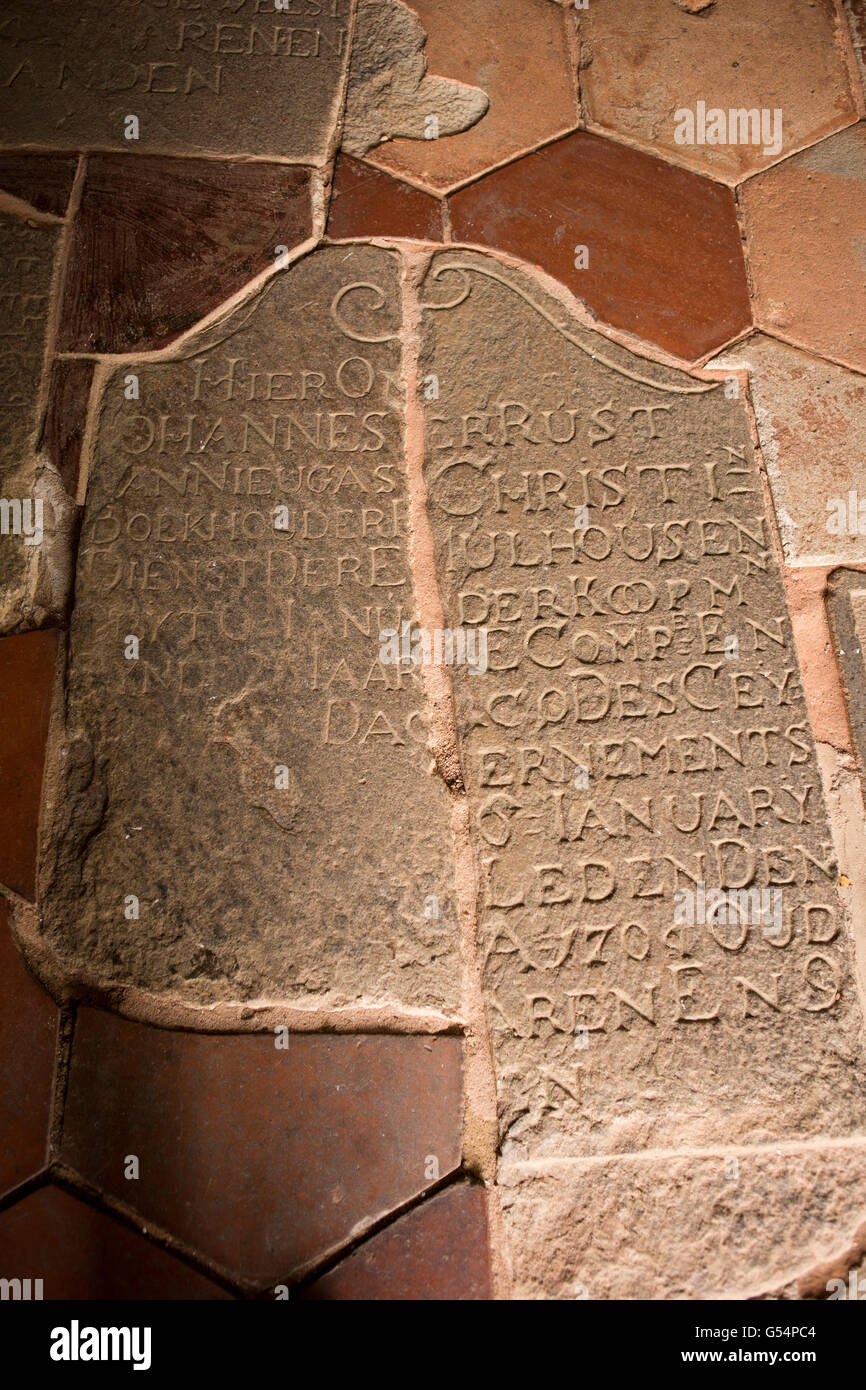 Sri Lanka, Galle Fort, Rue de l'église Groote Kerk, ou Église Réformée hollandaise, deux anciennes pierres tombales brisées Banque D'Images