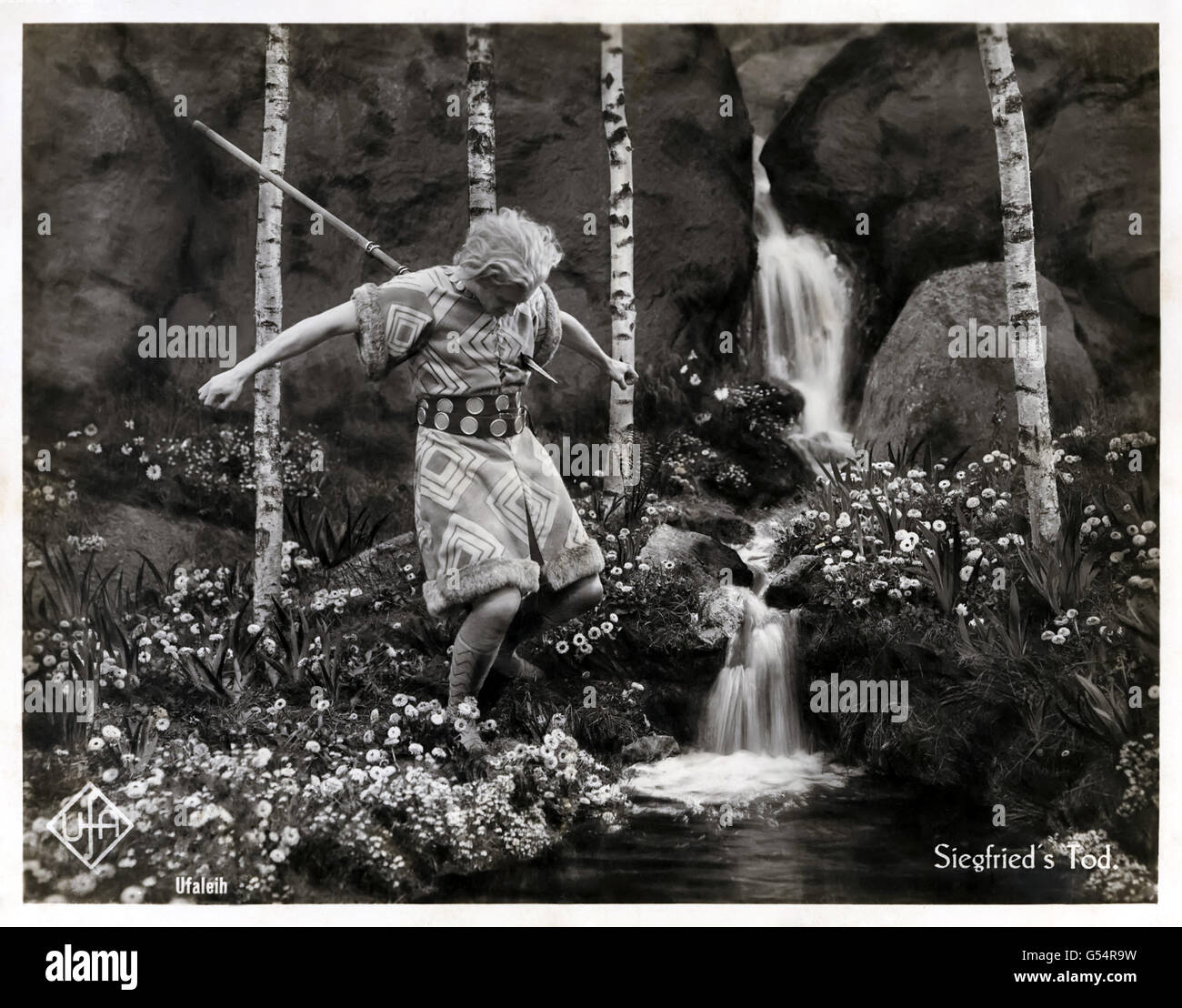 'Die Nibelungen : Siegfried' 1924 fantasy film allemand réalisé par Fritz Lang (1890-1976) hall d'origine carte montrant la Siegfried (Paul Richter) mort à la source. Banque D'Images