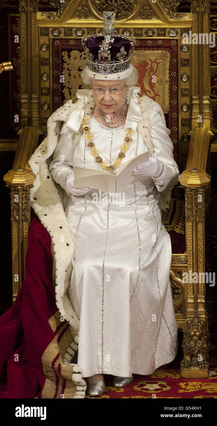 La reine Elizabeth II prononce son discours lors de l'ouverture d'État du Parlement à la Chambre des Lords, à Londres. Banque D'Images