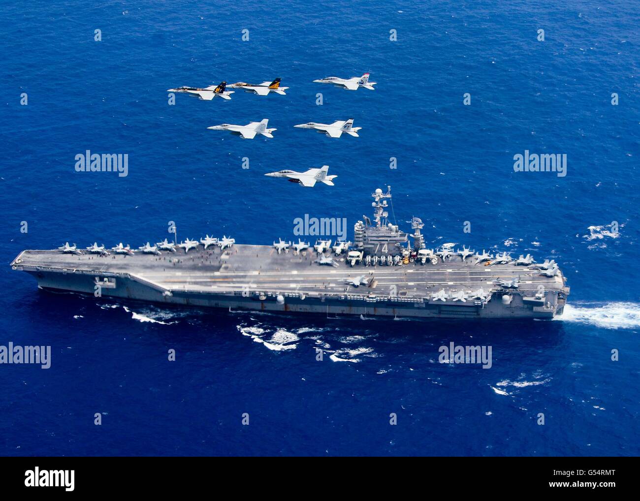 U.S Navy F/A-18 Hornet voler en formation au cours de la classe Nimitz supercarrier à propulsion nucléaire USS John C. Stennis pendant les opérations de double avec le groupe aéronaval du USS Ronald Reagan, le 18 juin 2016 dans la mer des Philippines. Banque D'Images