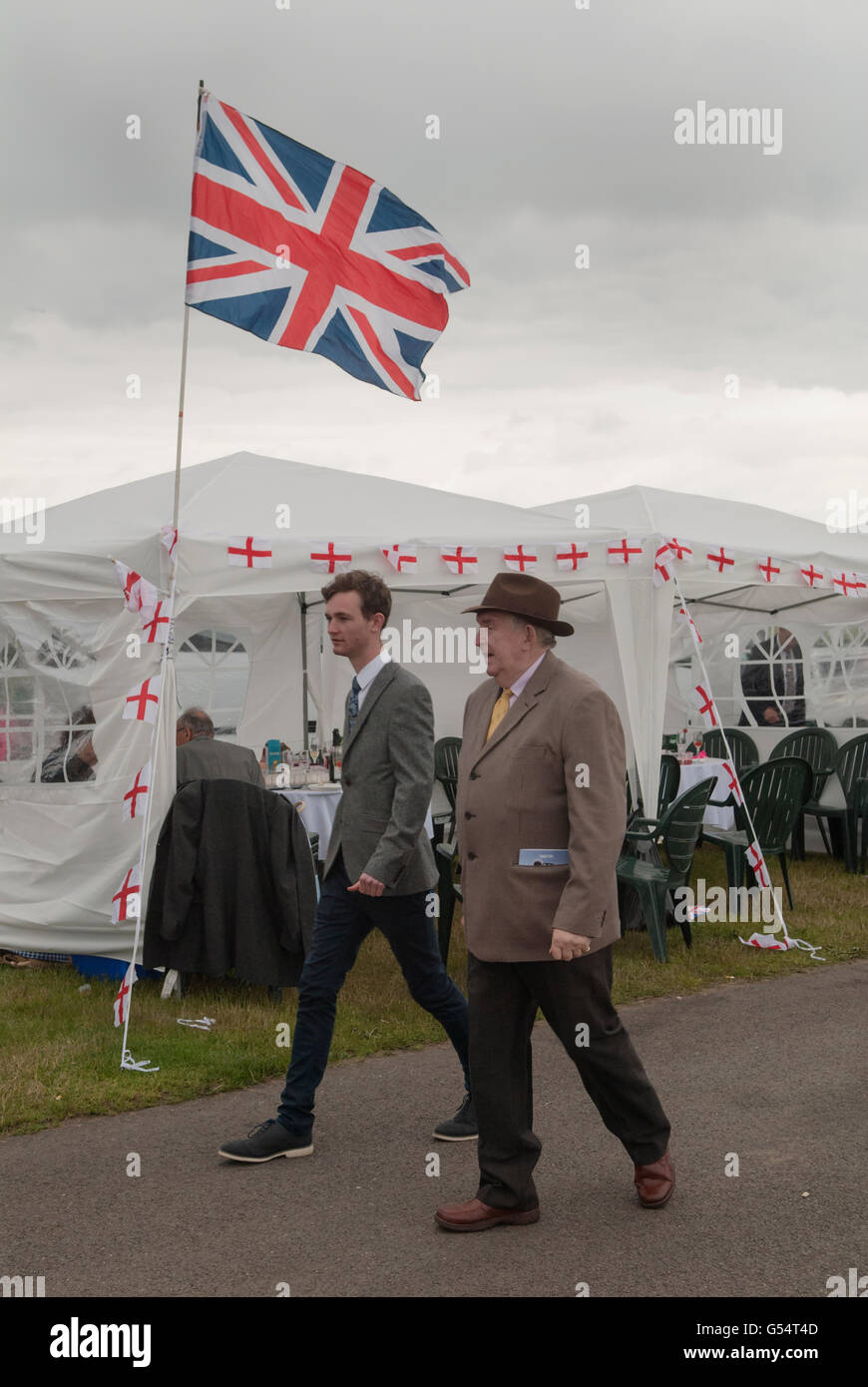 Une journée de repos au Royal Ascot sur le côté Heath de l'hippodrome, beaucoup moins cher et ou entrée gratuite. Drapeau de l'Union Jack volant. Ascot Berkshire Angleterre 2016 Royaume-Uni. 2010s. HOMER SYKES Banque D'Images