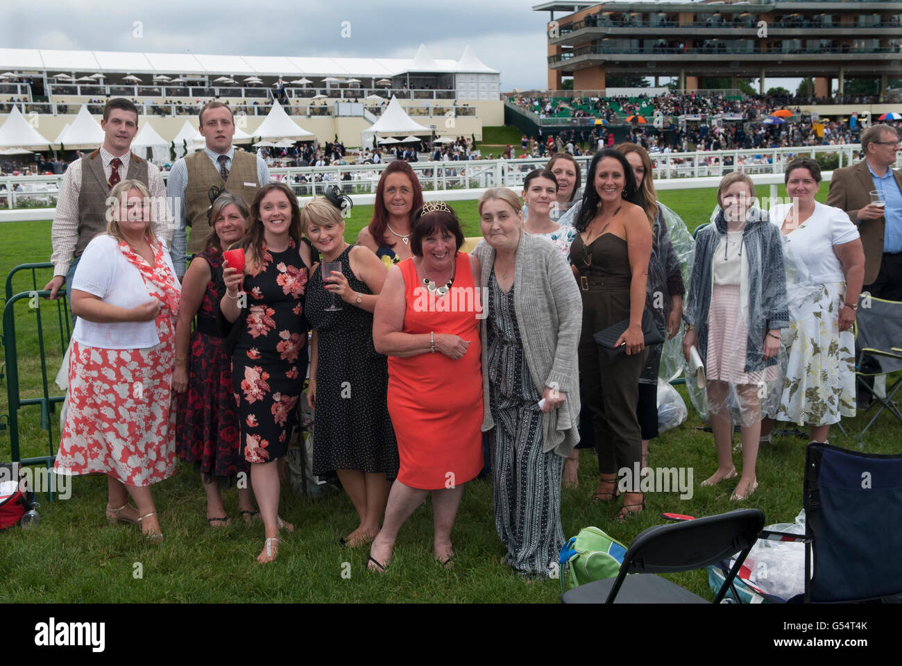 Les femmes de la classe ouvrière sur une sortie de travaux une journée de course de chevaux et pique-nique sur la santé à Royal Ascot. Berkshire Angleterre Royaume-Uni. HOMER SYKES des années 2016 2010 Banque D'Images