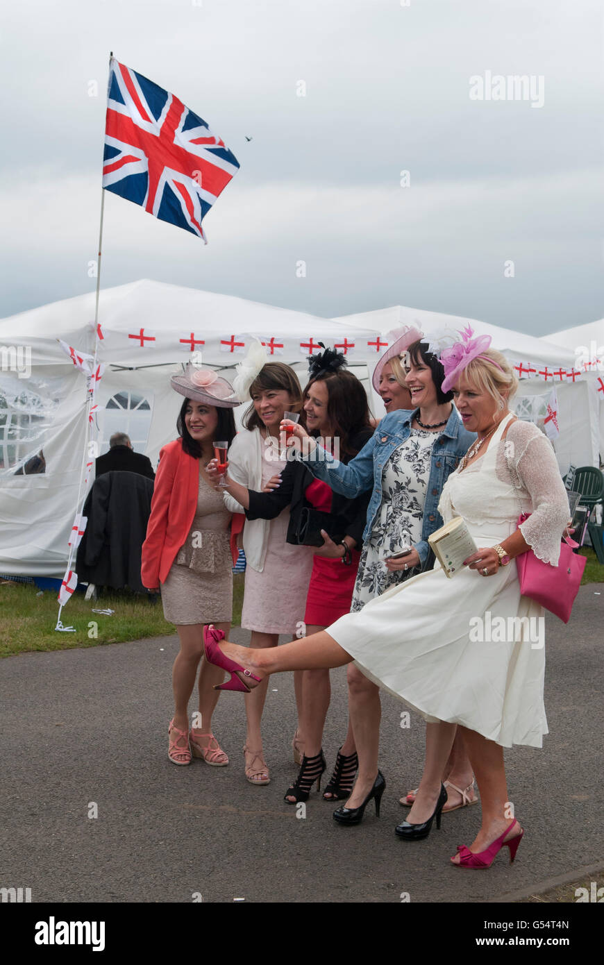 Royal Ascot sur le côté Heath de l'hippodrome, beaucoup moins cher et ou entrée gratuite. Drapeau de l'Union Jack volant. Ascot Berkshire Angleterre 2016 Royaume-Uni. 2010s. HOMER SYKES Banque D'Images