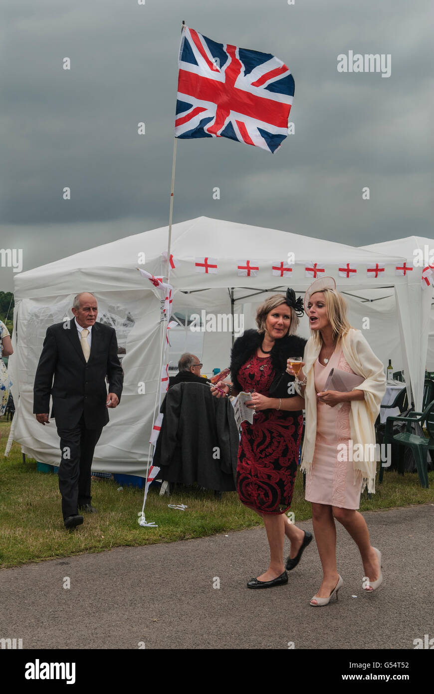 Une journée de repos au Royal Ascot du côté de la lande de l'hippodrome, entrée gratuite et moins chère. Drapeau de l'Union Jack volant. Ascot Berkshire Angleterre 2016 Royaume-Uni. 2010s. HOMER SYKES Banque D'Images