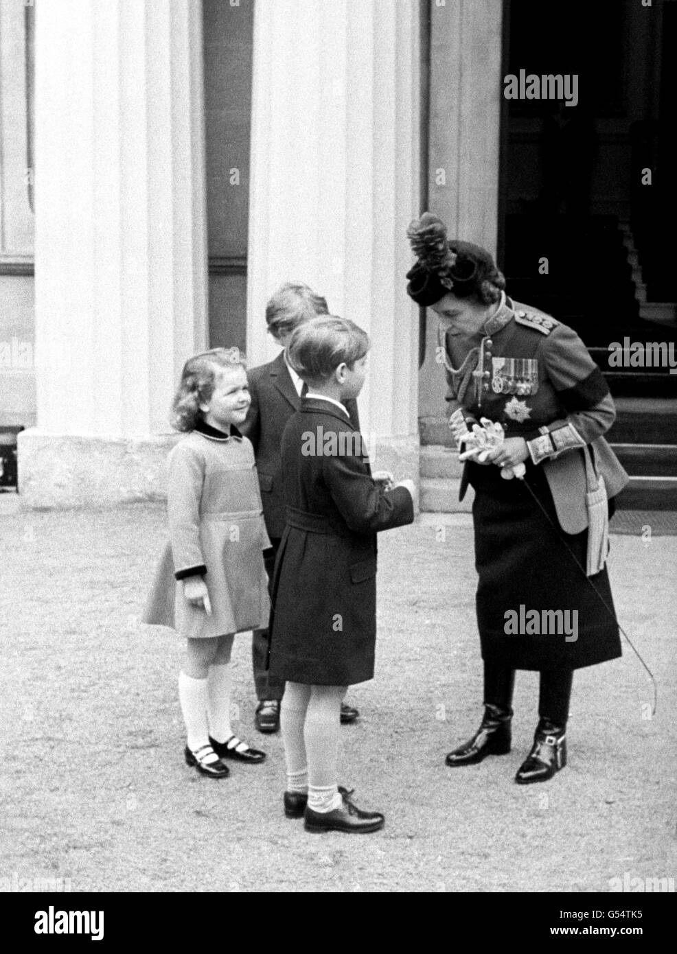 La reine Elizabeth II discute avec des enfants royaux au palais de Buckingham après le Trooping The Color. Les enfants sont, Prince Edward (premier plan), Marina Ogilvy, fille de la princesse Alexandra (l), et son frère James Ogilvy. Banque D'Images