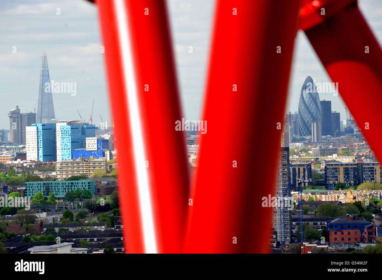 Vue sur Londres des bâtiments Shard et Gherkin depuis le tout nouvel ArcelorMittal Orbit.La sculpture a été conçue par Anish Kapoor et Cecil Balmond et se tiendra au cœur du Parc olympique et paralympique de Londres 2012. Banque D'Images