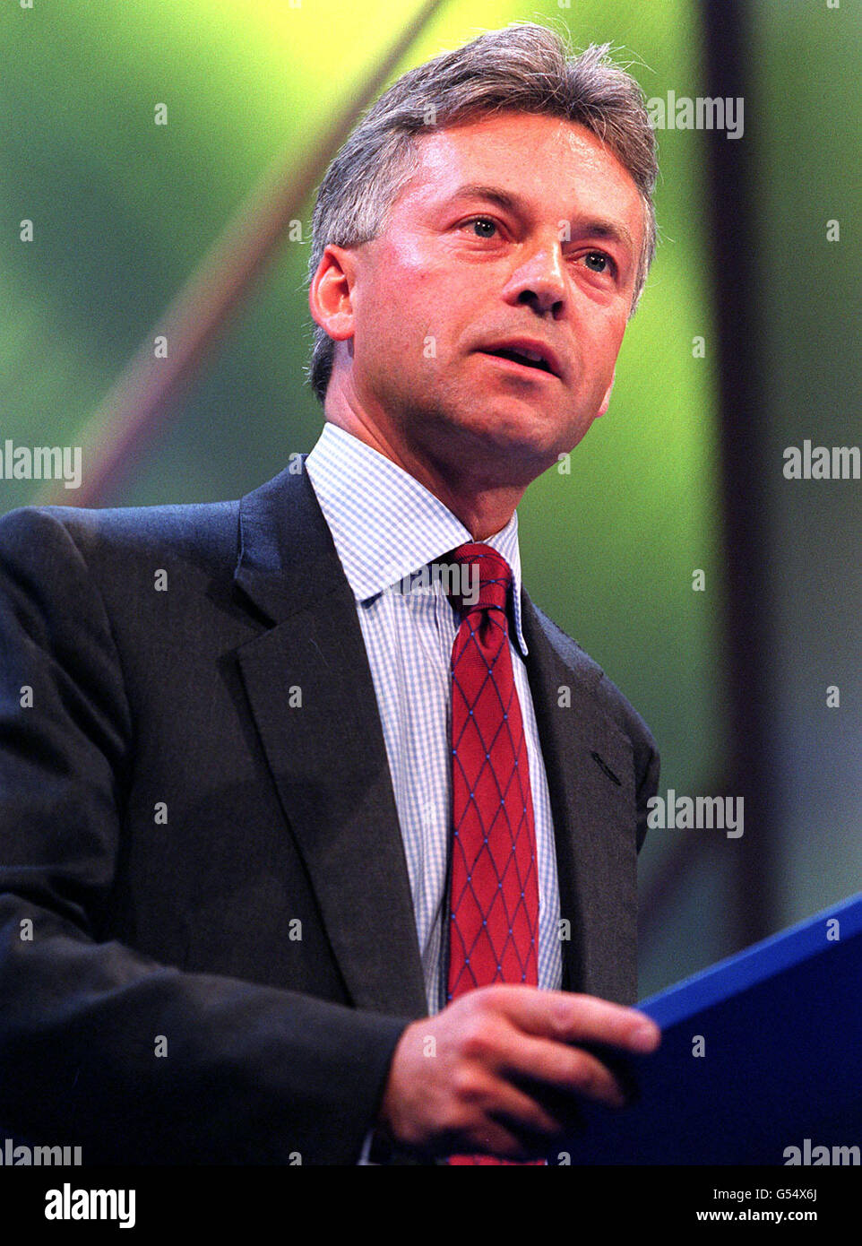 Alan Duncan député à la Conférence du Parti conservateur à Bournemouth.29/07/02 : dirigeant conservateur Alan Duncan qui est devenu le premier député au service de son parti à déclarer ouvertement son homosexualité.M. Duncan affirme qu'il espère que sa décision facilitera la « voie des autres », mais insiste sur le fait que personne ne devrait se sentir obligé de discuter de leur vie privée.Le député de Rutland et Melton est une figure centrale de la politique conservatrice depuis plus d'une décennie et tandis que plusieurs députés travaillistes sont homosexuels, les députés conservateurs qui ont été déférés dans le passé ont démissionné ou perdu leur siège Banque D'Images