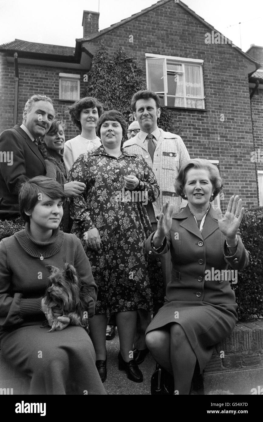 Le chef conservateur Margaret Thatcher (en bas à droite) en visite à la famille Parker, d'Ascot Close, Northolt, à Londres, qui a été parmi les premiers à acheter leur terrasse du conseil d'Ealing Borough, après que les conservateurs aient pris le contrôle du conseil en mai 1978.Harry Greenway (à gauche), le candidat conservateur d'Ealing North, regarde. Banque D'Images