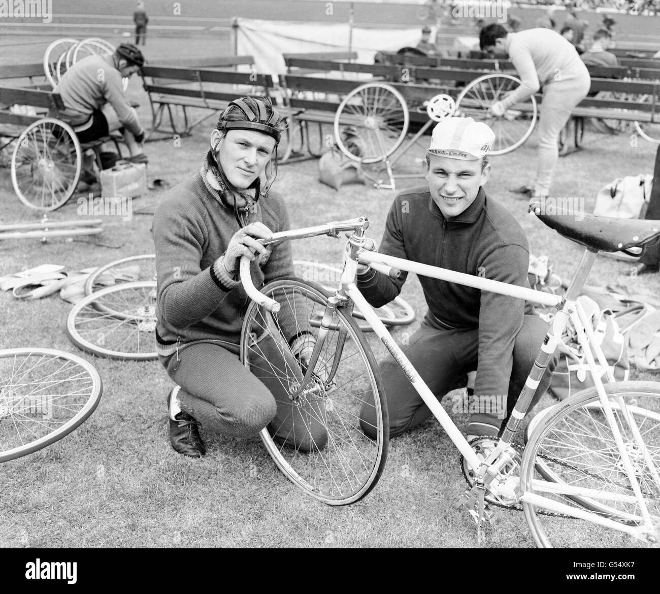 Cyclisme - Southern Counties Cycling Union International cycle Racing Festival - Herne Hill, Londres.Deux membres du contingent allemand, Karl Heinz-Peter, à gauche (Allemagne de l'est), et Gunter Kaslowski (Allemagne de l'Ouest). Banque D'Images