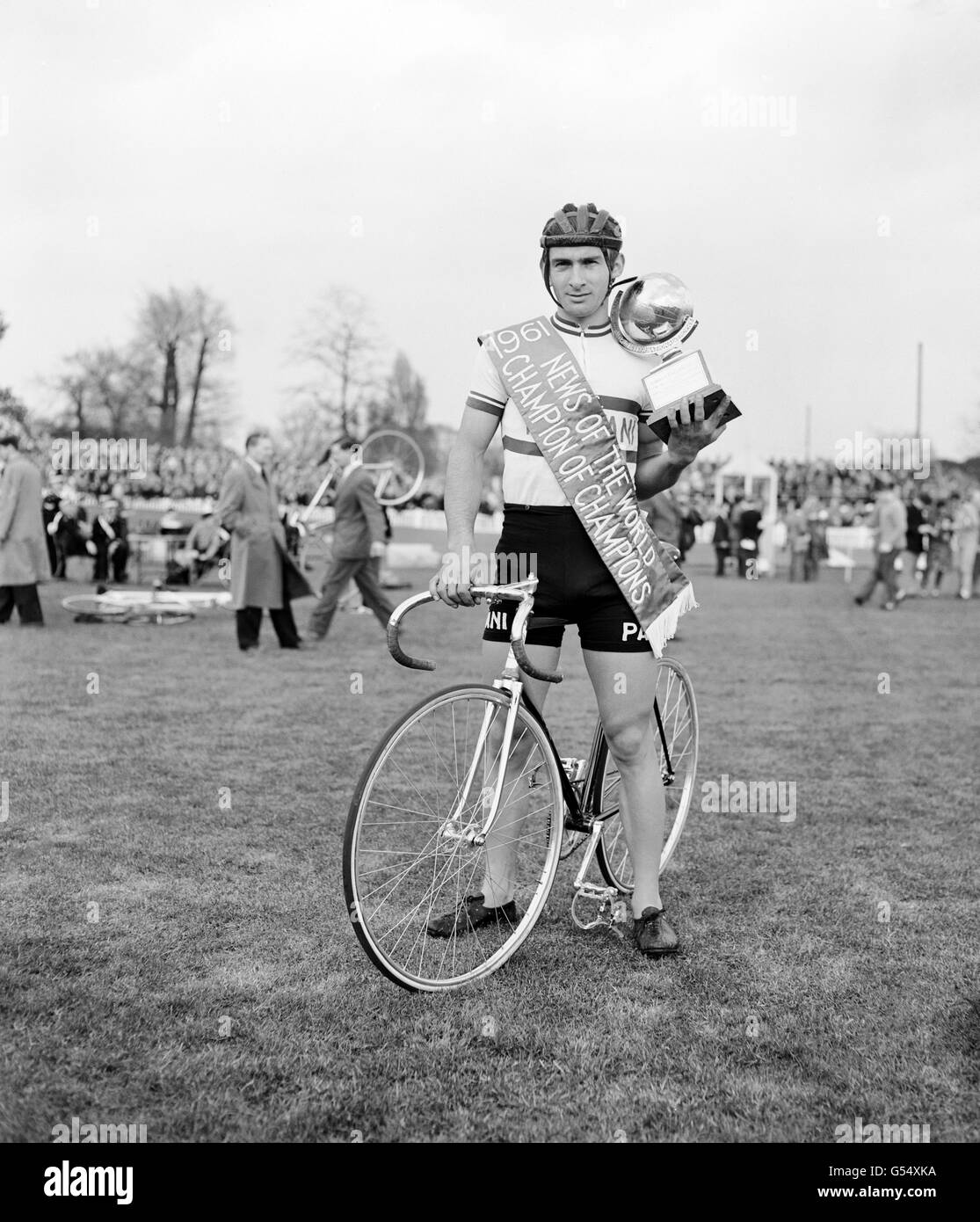 Guiseppe Beghetto, Italie, médaillé d'or du tandem olympique avec son trophée après avoir remporté la course de Sprint Champions of Champions de 1,000 mètres. Banque D'Images