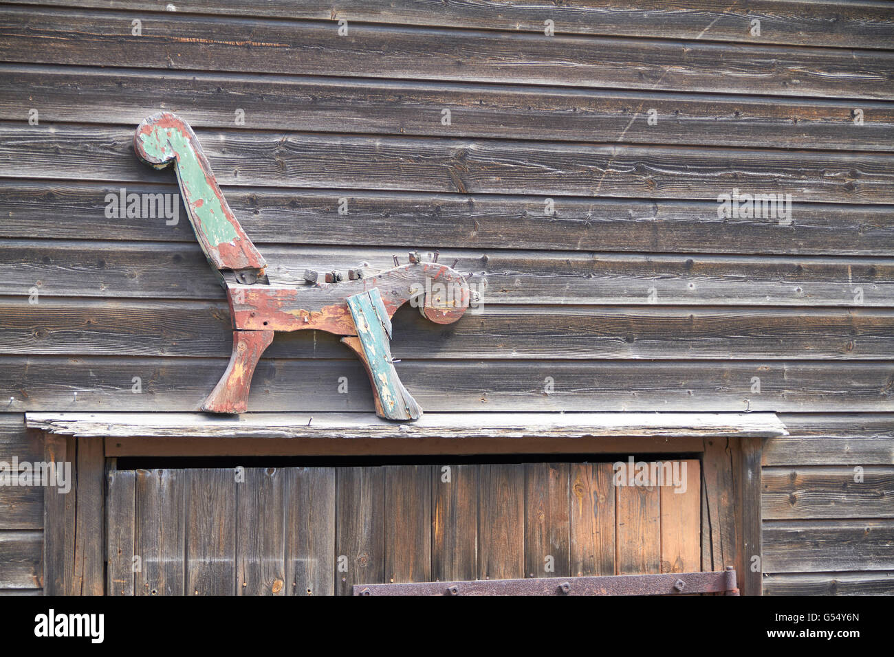 Art en bois d'un chat sur monté sur une porte Banque D'Images