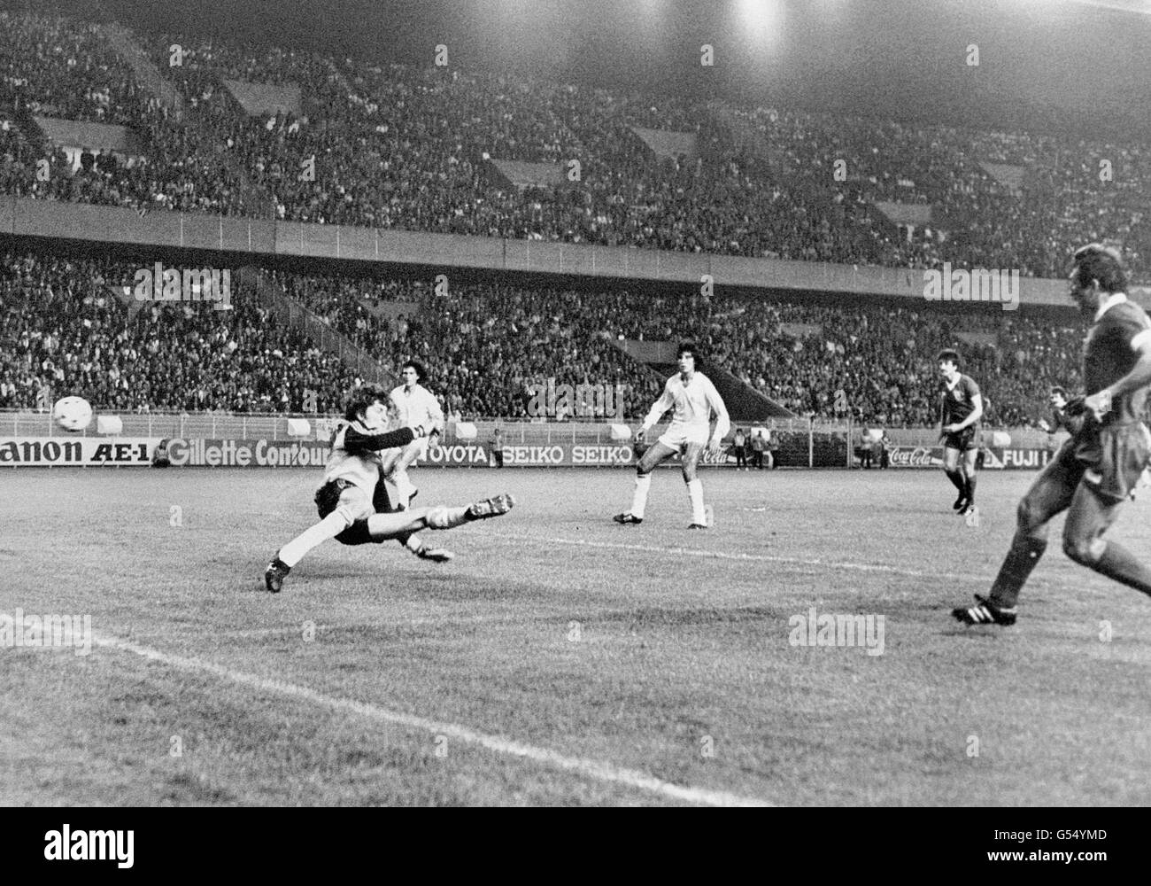 Alan Kennedy (R) de Liverpool marque le seul but de la finale de la coupe d'Europe à Paris contre le Real Madrid, battant le gardien de but Agustin. Banque D'Images