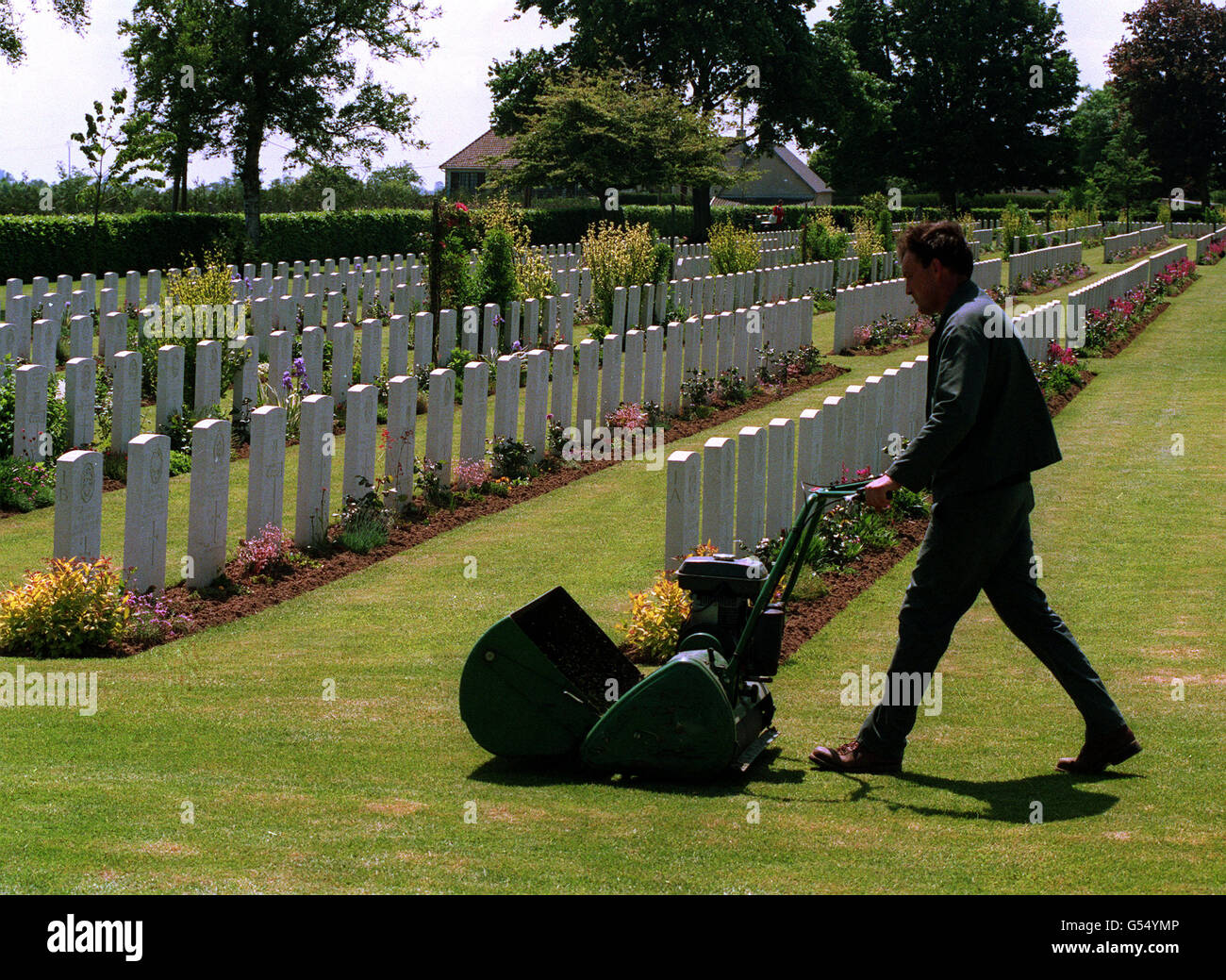 Jardinier des sépultures de guerre Banque D'Images