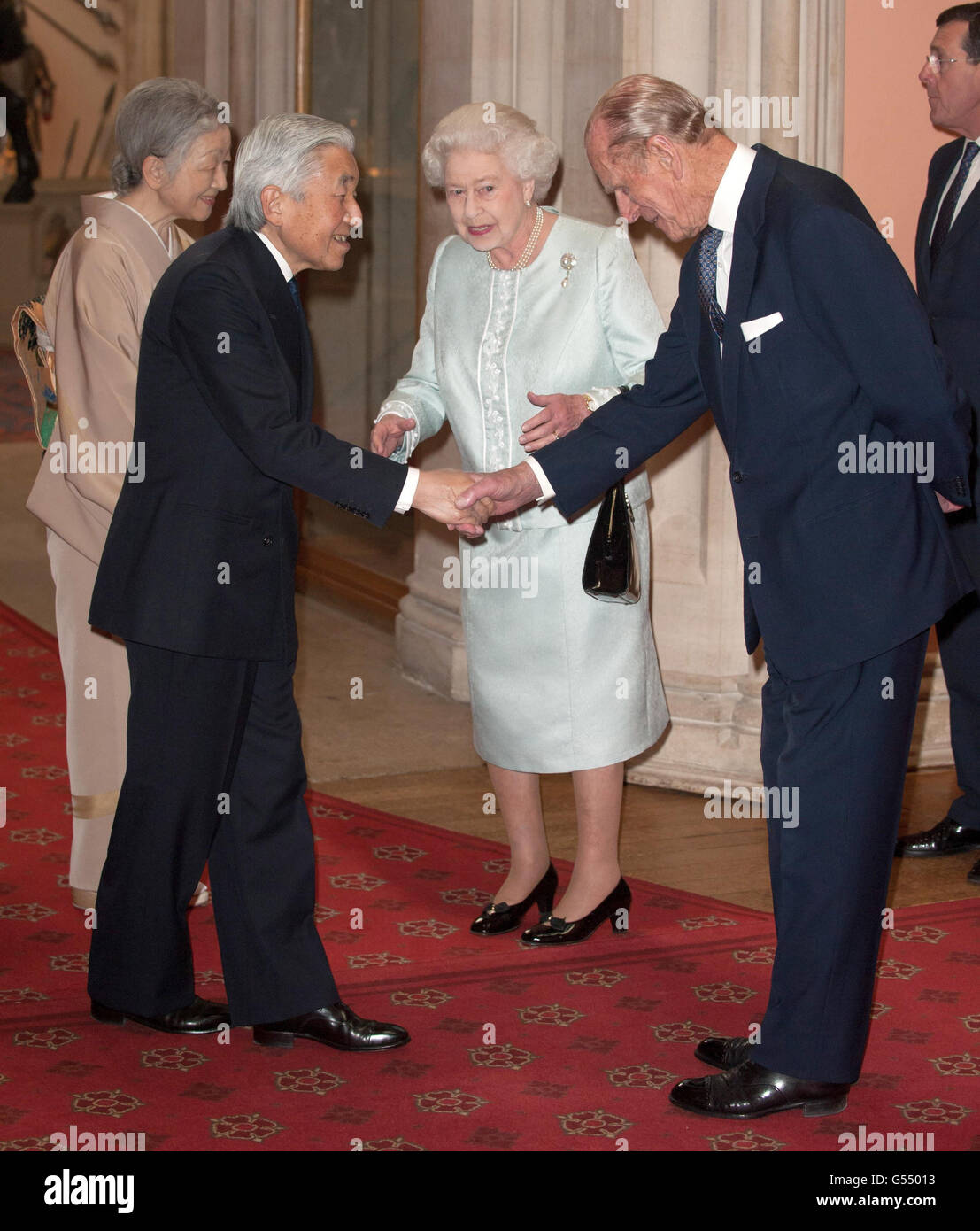 L'empereur et l'impératrice du Japon (à gauche) sont accueillis par la reine Elizabeth II et le duc d'Édimbourg (à droite) lors d'un déjeuner pour le souverain monarque tenu en l'honneur du Jubilé de diamant de la reine Elizabeth II, au château de Windsor, à Windsor, dans le Berkshire. Banque D'Images