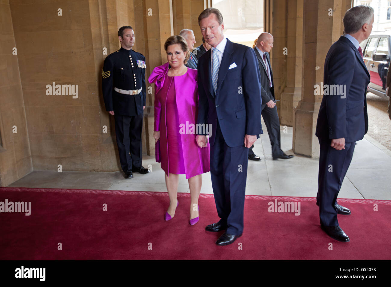 Leurs Altesses Royales le Grand-Duc Henri et la Grande-Duchesse Maria Teresa de Luxembourg arrivent au château de Windsor pour le déjeuner des monarques souverains offert par la reine Elizabeth II pour commémorer son Jubilé de diamant. Banque D'Images