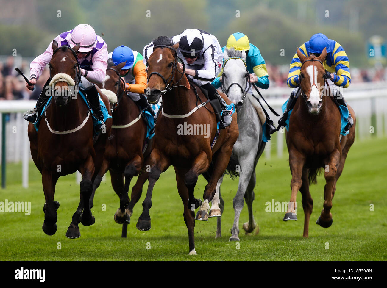 Easy Terms (à gauche), monté par James Sullivan, remporte le Sportingbet Piquets Jorvik de High Office (cache noir et blanc droit) Monté par Barry McHugh Banque D'Images