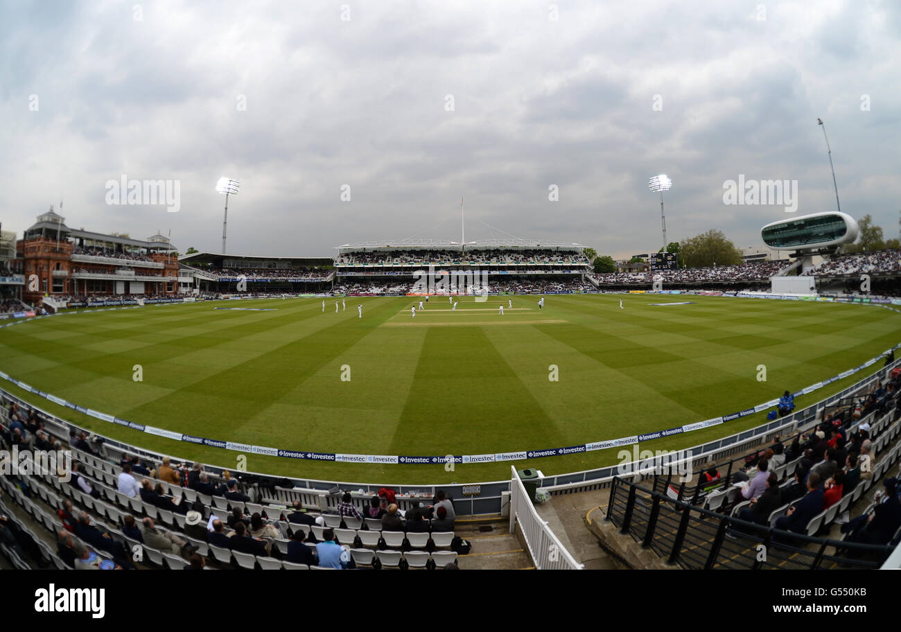 Les projecteurs s'allument pendant que l'Angleterre joue aux Antilles au Cricket de Lords Masse Banque D'Images