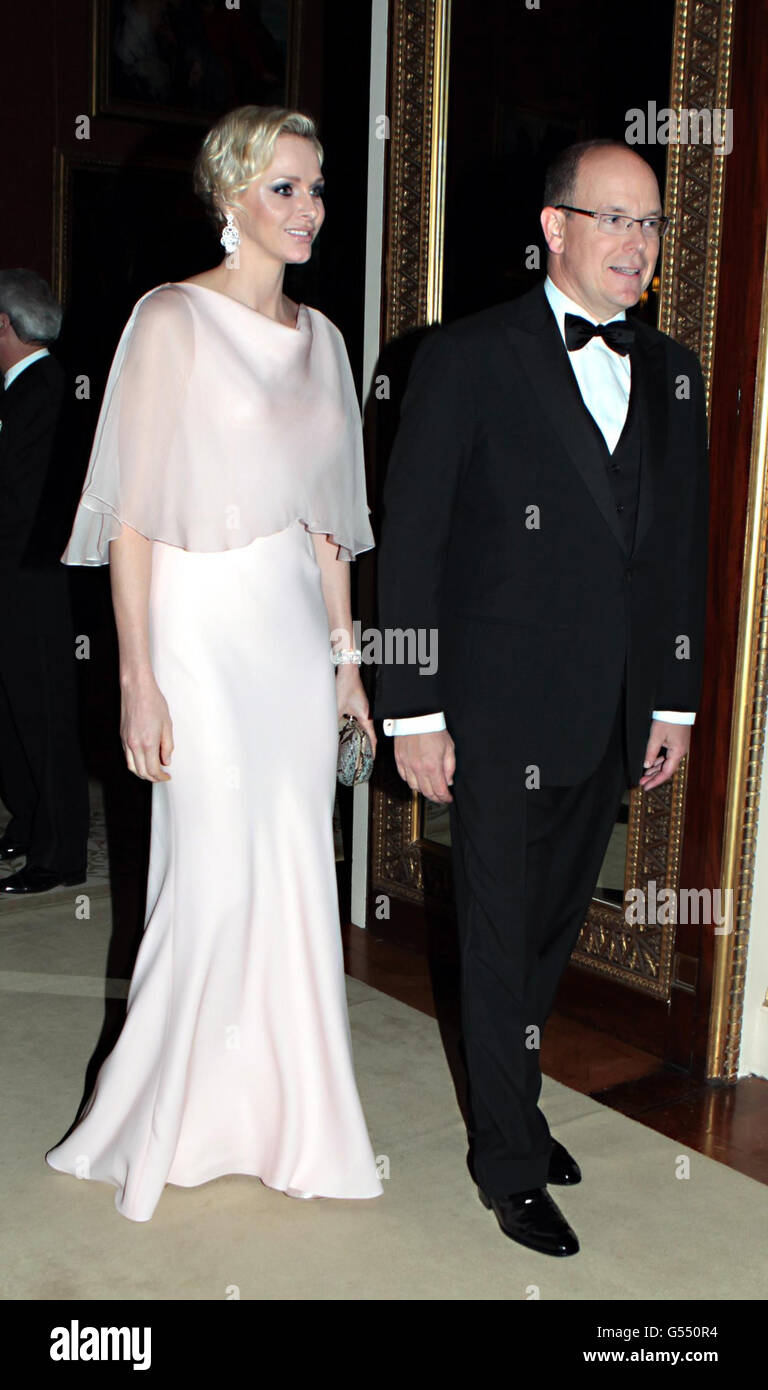 Le Prince Albert II et la princesse Charlene de Monaco arrivent pour un dîner au Palais de Buckingham, à Londres, organisé par le Prince de Galles et la Duchesse de Cornouailles pour commémorer le Jubilé de diamant. Banque D'Images