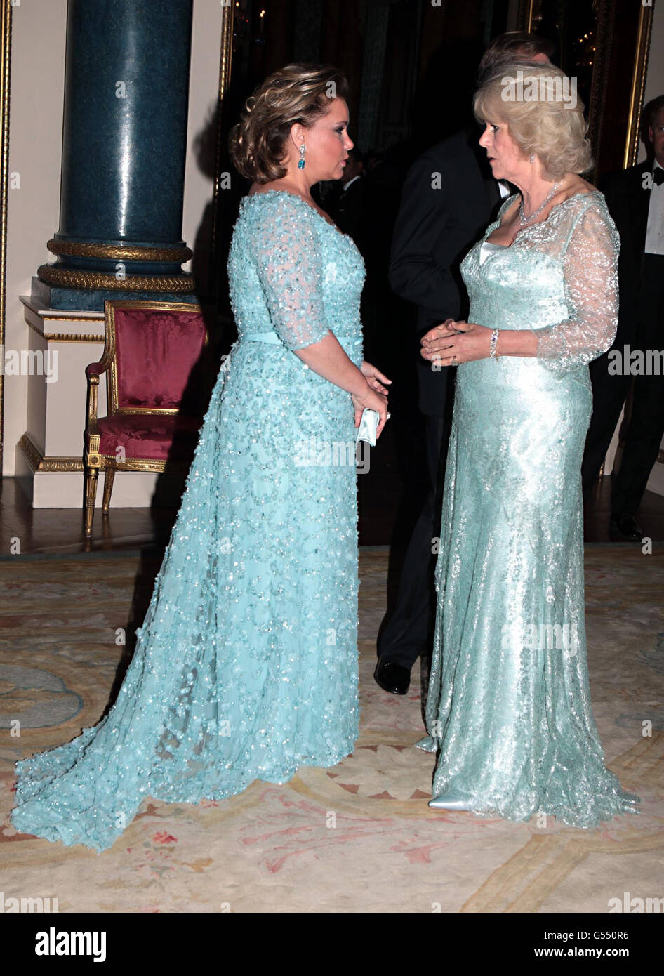 La duchesse de Cornouailles salue la Grande-duchesse Maria Teresa de Luxembourg alors qu'elle arrive pour un dîner au Palais de Buckingham, Londres, pour les souverains étrangers commémorant le Jubilé de diamant. Banque D'Images