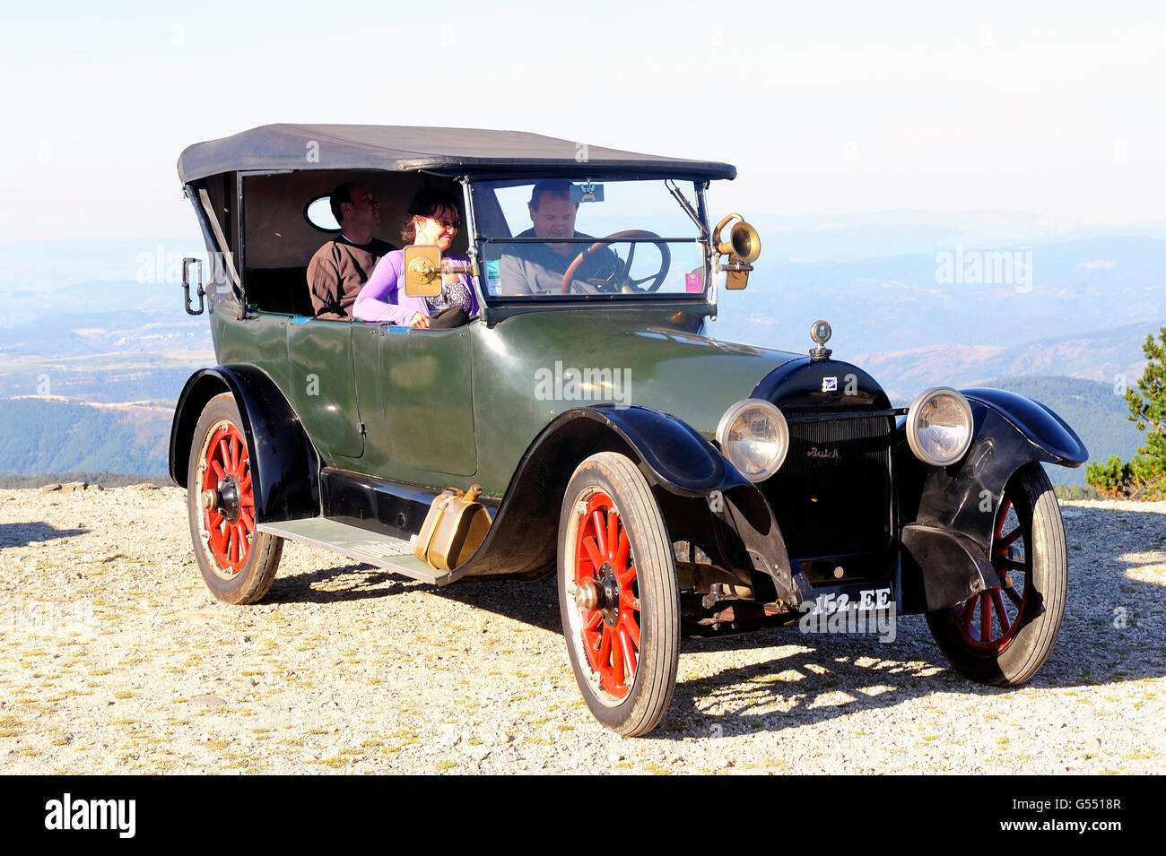 Vieille buick en France au sommet du Mont Aigoual Banque D'Images Vieille buick en France au sommet du Mont Aigoual Banque D'Images