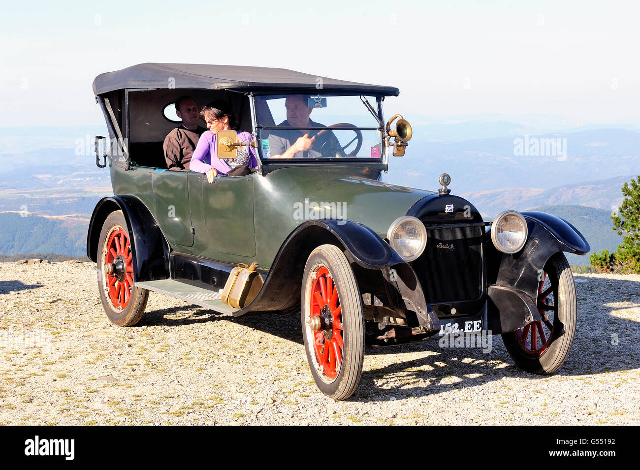 Vieille buick en France au sommet du Mont Aigoual Banque D'Images Vieille buick en France au sommet du Mont Aigoual Banque D'Images