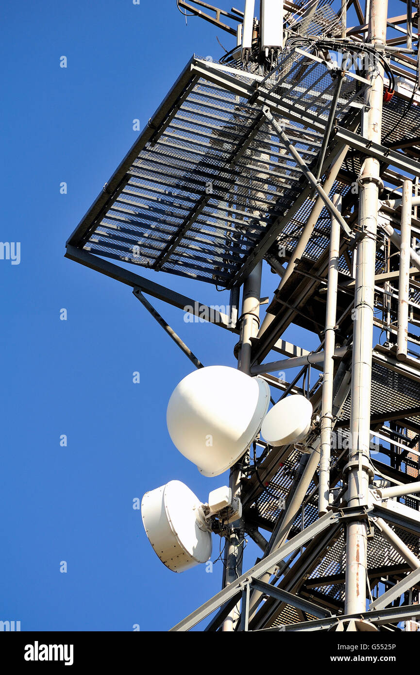 Antennes de télécommunication, relais TV, téléphones portables, radios intallées sur le mont Aigual. Le plus haut sommet des Cévennes. Banque D'Images