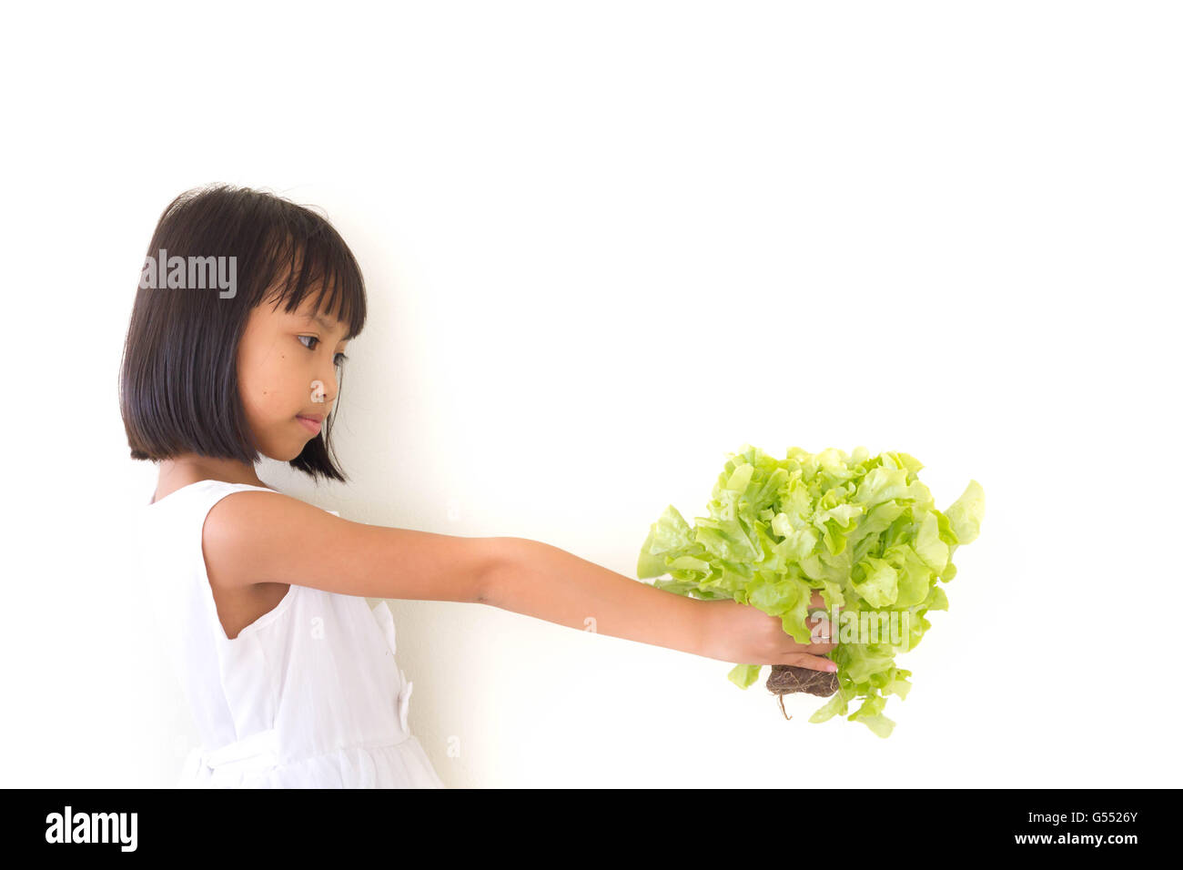 Enfants fille est expressions d'aliments sains sur fond blanc Banque D'Images