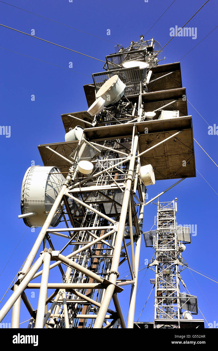 Antennes de télécommunication, relais TV, téléphones portables, radios intallées sur le mont Aigual. Le plus haut sommet des Cévennes. Banque D'Images