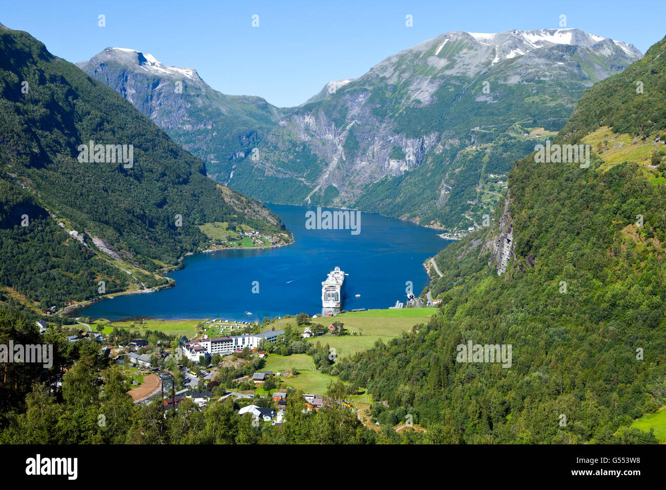 Fjord de geiranger en Norvège, avec bateau de croisière en mode paysage avec des montagnes Banque D'Images