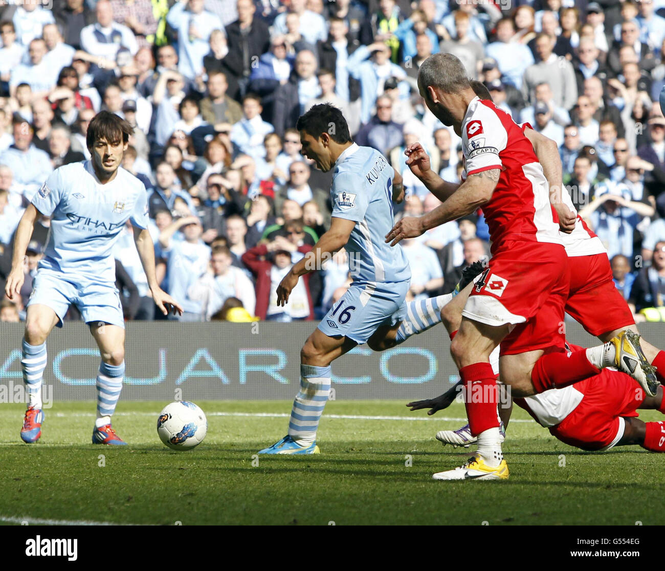 Sergio Aguero de Manchester City marque le troisième but lors du match de la Barclays Premier League au Etihad Stadium de Manchester. Banque D'Images